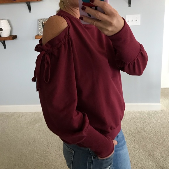 🌸1 SM, 1 MED🌸Wine Color Cold Shoulder Top - Picture 3 of 8